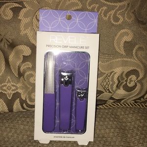 💜NWT Revelé Precision Grip Manicure Set